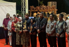 Buka Mojo Fest 2025 di Taman Bahari Majapahit dengan Wayang Kulit, Wali Kota Mojokerto Serahkan Wayang Puntade