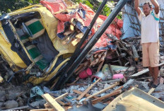 Diduga Rem Blong, Truk Muatan Kayu Tabrak Rumah dan Warung di Mojokerto