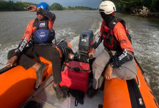 Petugas Sisir Sungai Porong dengan Perahu Karet Cari Andika yang Diduga Jatuh dari Jembatan Ngrame Mojokerto