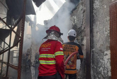 Hari Kedua Kebakaran Pabrik Sepatu di Mojokerto Belum Padam, Bahan Baku Tertutup Tembok Jadi Kendala