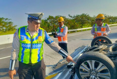 Alami Pecah Ban, Honda Brio Terbalik di Tol Jombang - Mojokerto