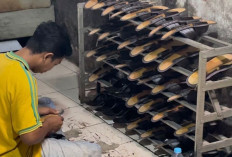 Jelang Ramadan, Pengrajin Lokal Sandal Gemilo Mojokerto Keteteran Penuhi Pesanan Konsumen