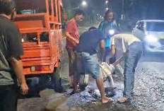 Unik! Pemdes Bagorejo, Jember, Tambal Jalan Berlubang Sambil Patroli Sahur