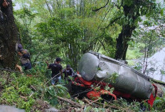 Truk Tangki Masuk Jurang di Pacet Mojokerto Diduga Akibat Rem Blong, Sopir Selamat