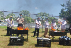 Kejari Mojokerto Musnahkan Barang Bukti Berbagai Kasus Kejahatan, Uang Palsu Hingga Pil Double L