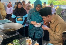 Buka Pelatihan Tata Boga, Penyerahan Peralatan Kerja bagi KPM, PKH, Bupati Mojokerto Nikmati Masakan Hasil Pel