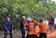 Mayat Pria Tanpa Identitas Ditemukan Mengapung di Sungai Brantas, Dievakuasi Tim Gabungan
