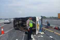 Pecah Ban Saat Melaju di Tol Jomo, Elf Berisi Rombongan Asal Madura Terguling; 10 Penumpang Terluka
