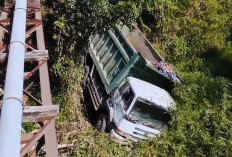 Diduga Gagal Fungsi Rem, Dump Truk Nyungsep ke Sungai di Jetis Mojokerto