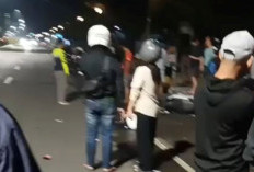 Pemotor Tewas Usai Tabrak Tiang Lampu Jalan dan Dua Kendaraan Terparkir di Kota Mojokerto
