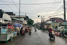 Ruas Jalan Randegan Mojokerto Dipadati Pemburu Kuliner Jelang Berbuka