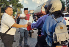 Kali Ini, PWI Mojokerto Gandeng PT Athariz Bagi-Bagi Takjil di Mojosari