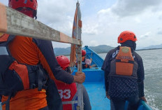 Terkendala Ombak Besar dan Medan Sulit, Tim SAR belum Temukan Korban Terseret Ombak di Pantai Canga’an, Jember