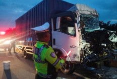 Truk Boks Tabrak Truk Tronton di Tol Jombang - Mojokerto Tewaskan Satu Orang