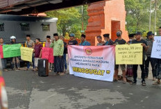 2Anggota Perdasema Mojokerto Raya Demo di Alun-Alun, Tuntut Transparansi Keuangan dan Laporan Pengeluaran