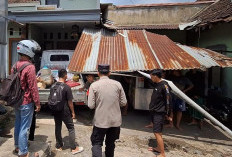 Pulang dari Wisata, Pikap Tabrak Motor, Mobil Hingga Rumah Warga di Pacet Mojokerto