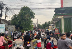 Warga Berburu Takjil, Jalan Suromulang Surodinawan Mojokerto Macet Total
