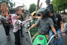 Ning Ita Turun ke Jalan Bagikan Voucher Takjil Korpri untuk Masyarakat