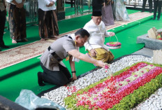 Jelang Hari Bhayangkara, Kapolri Ziarah ke Makam Gus Dur di Tebuireng Jombang