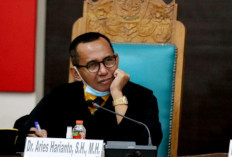 Main Game dan Merokok Saat Rapat DPRD Viral, Pakar Hukum Unej Soroti Krisis Etika Pejabat Publik