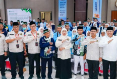 Tangis Haru dan Talbiyah Iringi Keberangkatan Kloter Pertama Haji 2026 dari Surabaya